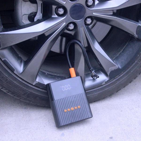 Artikelbild 9 des Artikels “4Smarts Jump Starter Powerbank PitStop+ 8800mAh mit Kompressor und Taschenlampe schwarz “